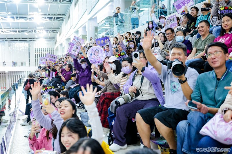 图为“国度跳⽔梦之队大汇演*活力行2025”受到不雅众强烈宥恕。操纵方供图